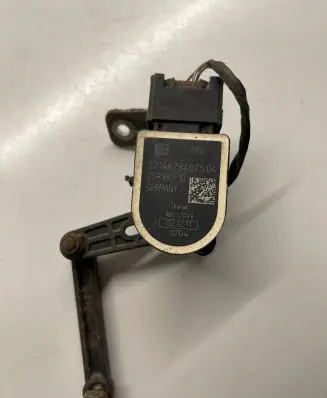 Headlight/headlamp level sensor