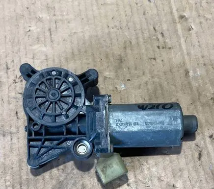 Mercedes-Benz E W210 Front door window regulator motor 0130821709