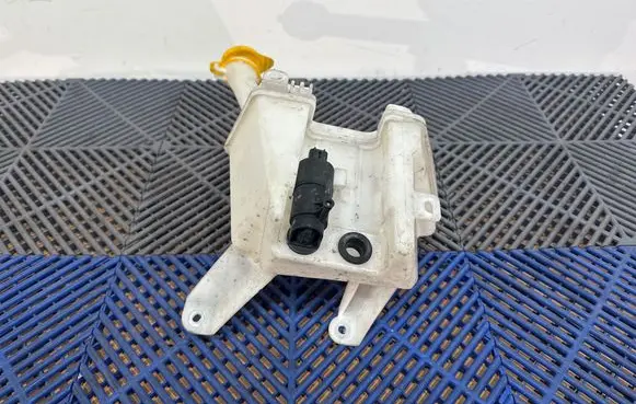 Toyota Yaris Windshield washer fluid reservoir/tank 