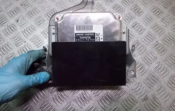 Toyota Corolla E120 E130 Engine control unit/module ECU 89661-02750