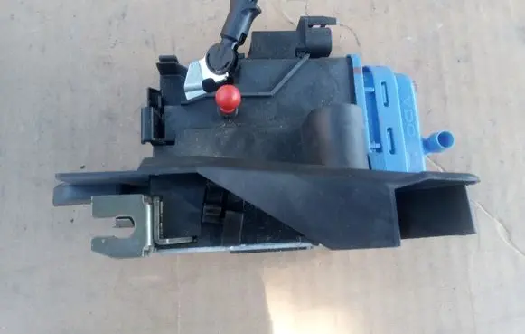 Audi A8 S8 D2 4D Rear door lock 4D0839016D 80277569 05112001
