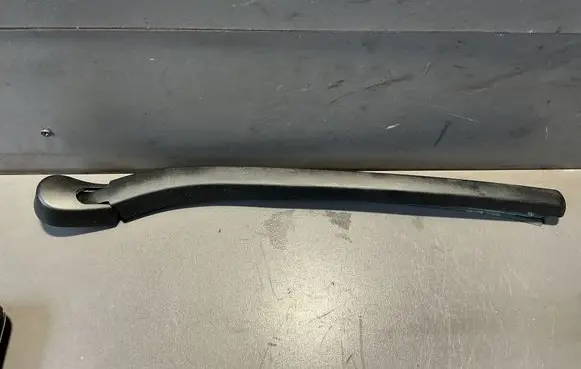 BMW 5 E60 E61 Rear wiper blade arm 7066173