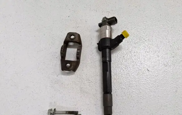 Mitsubishi ASX Fuel injector 1465A323