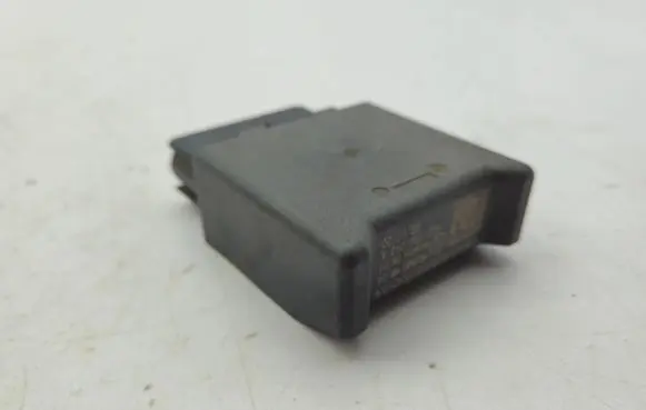 Volkswagen Tiguan Fuel pump relay 5Q0906093A