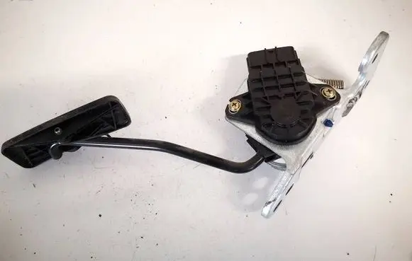 Accelerator throttle pedal