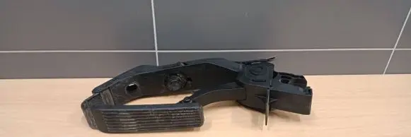 Mercedes-Benz C W203 Accelerator throttle pedal A2033000104