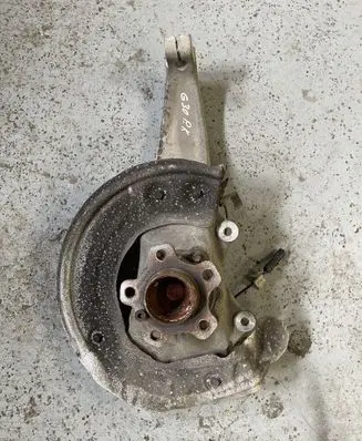 BMW 5 G30 G31 Front wheel hub 6884381