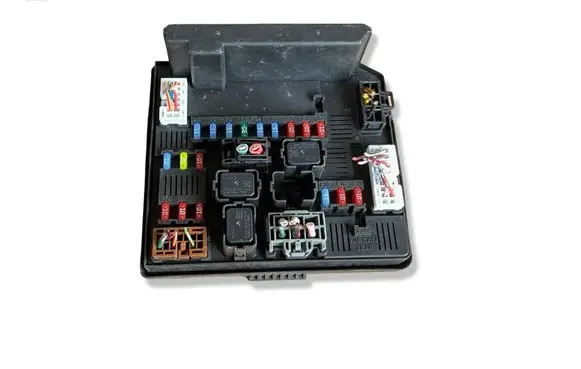 Nissan Qashqai Fuse module 519228324 284B7JD00B