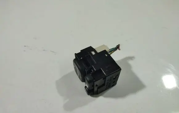 Toyota Avensis T250 Wing mirror switch 183575
