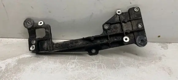 Engine mounting bracket