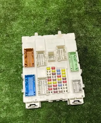 Ford Focus Fuse module dv6t14a073dh dm5t14014ava