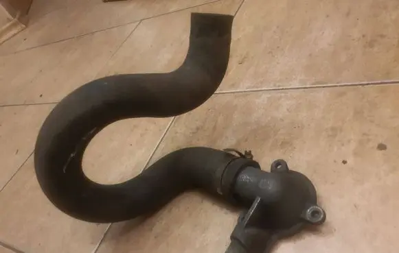 Engine coolant pipe/hose