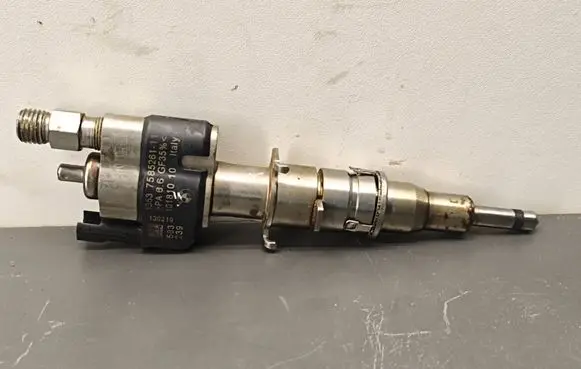 BMW 5 F10 F11 Fuel injector 7585261 10181010 PA66GF3596