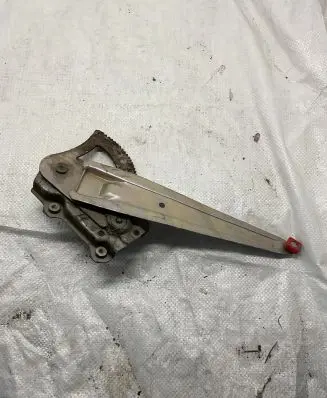 Mitsubishi L200 Rear door manual window regulator 