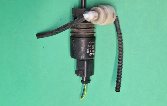Volkswagen Caddy Windscreen/windshield washer pump 1J0973722 3122789 1K6955651