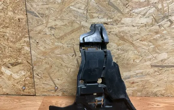 Front bumper mounting bracket