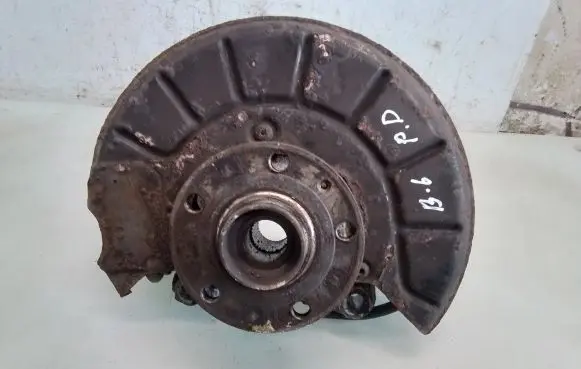 Volkswagen PASSAT B6 Front wheel hub