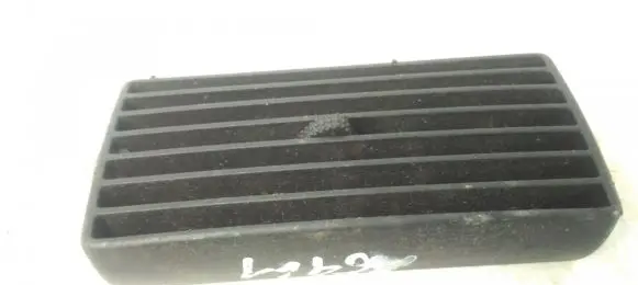 Volkswagen Golf IV Dash center air vent grill