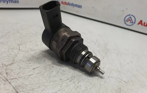 BMW 5 E60 E61 Fuel pressure regulator 7805733 13537805733 0281002481