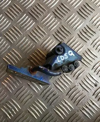 Volkswagen Touareg I Front door upper hinge 7L0831411