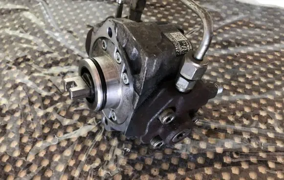 Toyota Corolla Verso E121 Fuel injection high pressure pump 221000R010 HU2940000315 03J13710