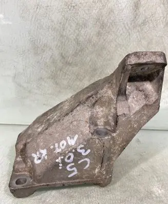Audi A6 S6 C5 4B Engine mounting bracket 8d0199307k