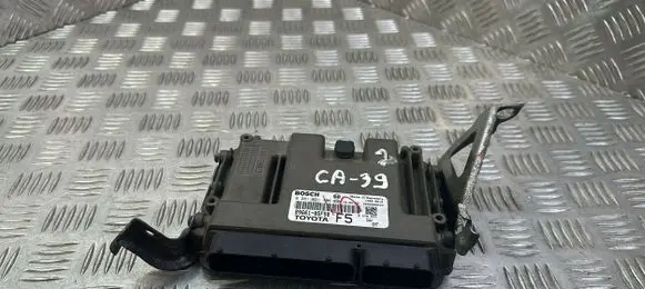 Toyota Avensis T270 Engine control unit/module 8966105F50 0281031706