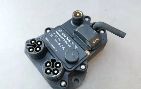 Mercedes-Benz E W124 Ignition amplifier control unit 0065457532 5WK6168 D103044