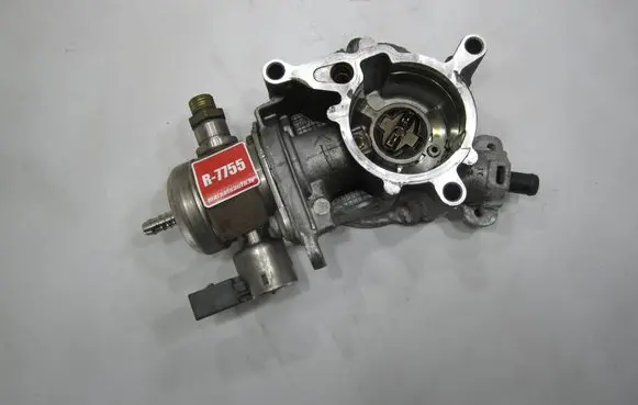 Audi TT TTS Mk2 Fuel injection high pressure pump 06H127025N 0261220440 2008545821