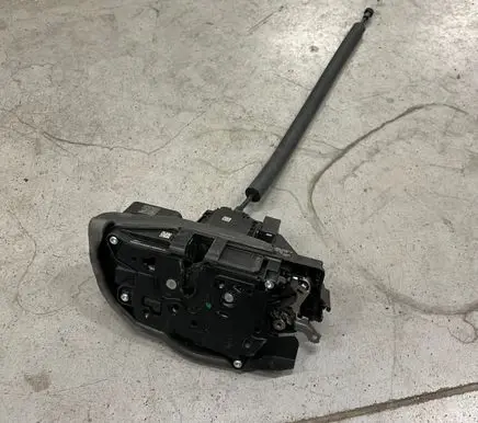 Land Rover Defender Front door lock P8B2203A29DB G25417101 19092022