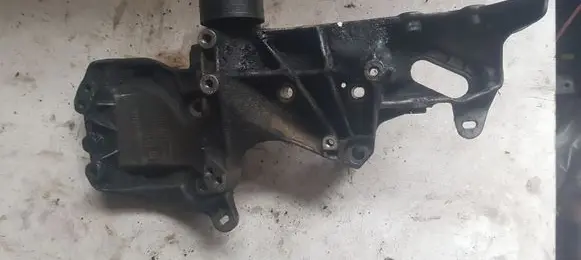 Renault Scenic I Power steering pump mounting bracket 037811
