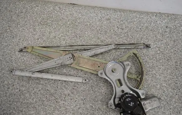 Toyota Corolla Verso E121 Front door window regulator with motor 8572052110