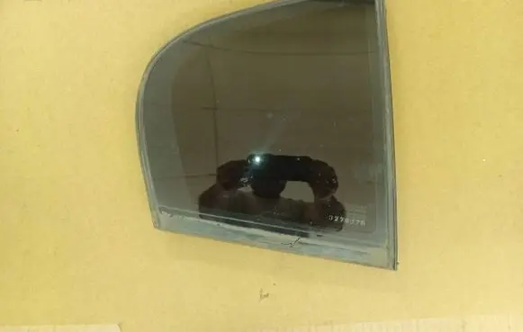 Rear vent window glass