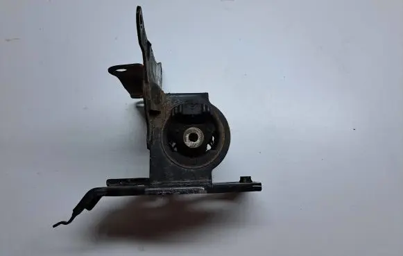 Toyota Yaris Engine mount bracket