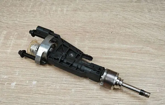 BMW 8 G16 Fuel injector 8656548