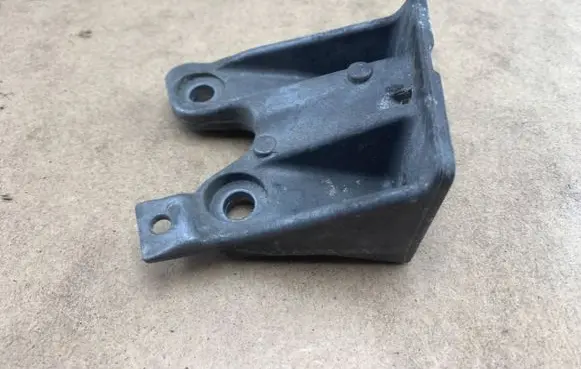 BMW 5 E60 E61 Engine mounting bracket 6771057 31106771057