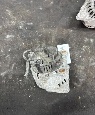 Volkswagen Polo V 6R Generator/alternator 03D903025J