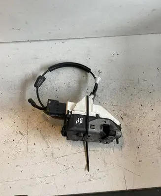 Peugeot Partner Front door lock 828405