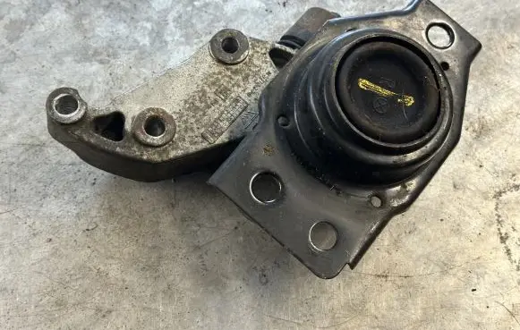 Nissan Qashqai Engine mount bracket F6036100