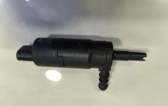 BMW X3 E83 Headlight washer pump 8377430 001004