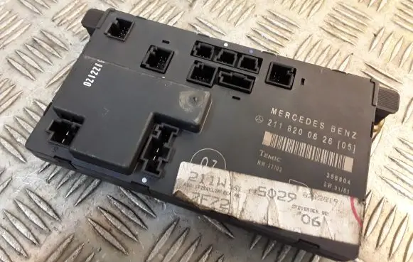 Mercedes-Benz E W211 Door control unit/module 2118200626 A2118200626