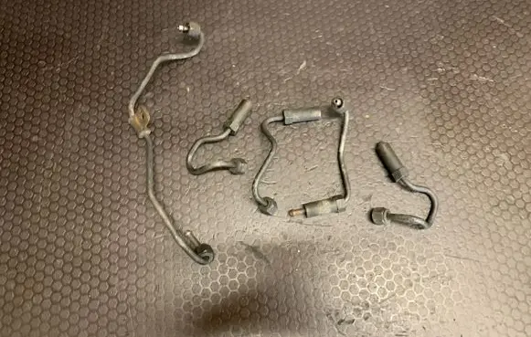 Nissan X-Trail T30 Fuel injector supply line/pipe 