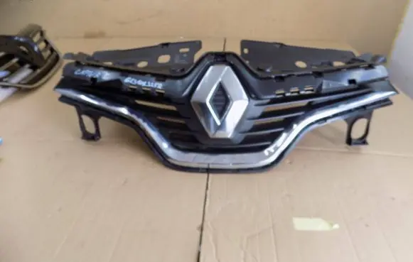 Renault Captur Front bumper upper radiator grill 623102335R