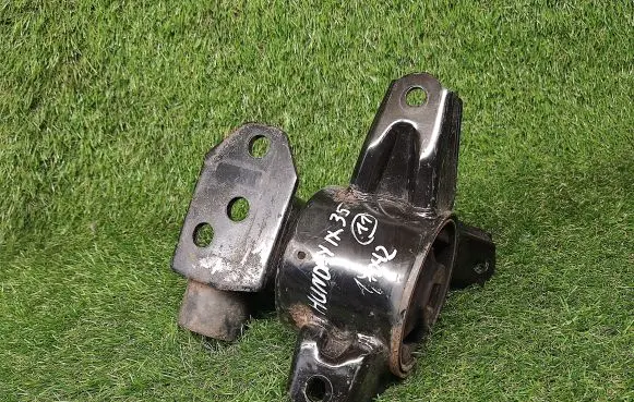 Hyundai ix35 Engine mount bracket 218322S100