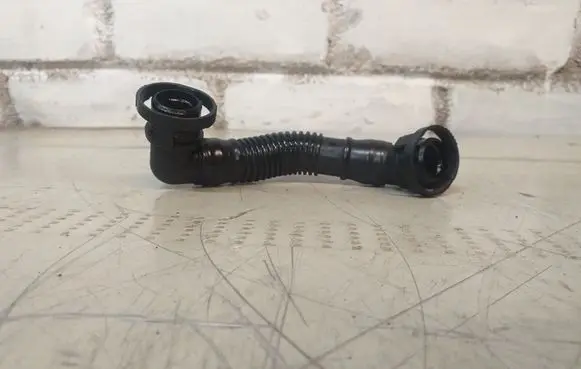 Volkswagen PASSAT B6 Breather hose/pipe 03L103493