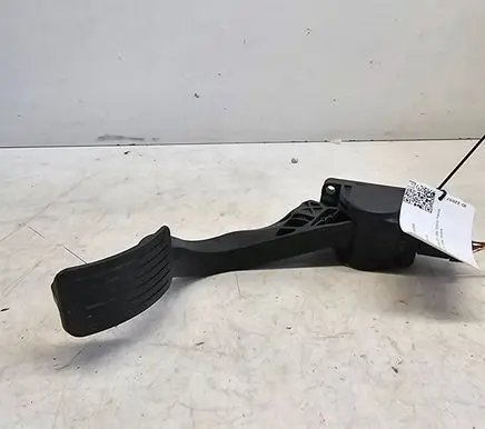 Accelerator throttle pedal