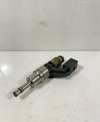 Volkswagen Golf V Fuel injector 0261500016 03C906036A