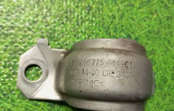 BMW 5 F10 F11 Sway bar bush bracket, front 6775444