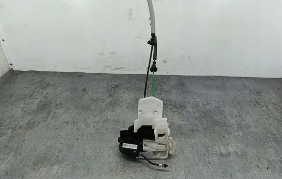 Hyundai i30 Front door lock 813102L020
