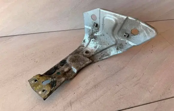 Volkswagen PASSAT B7 Fender mounting bracket 3AA821142